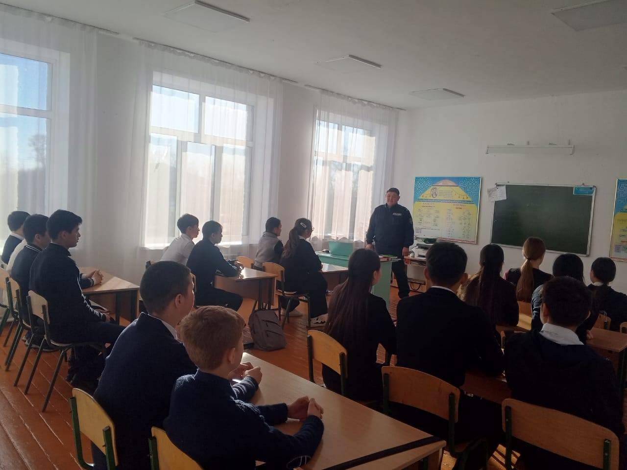 Майор полиции Аманжолов Д.Б. 8-11 сынып оқушылары арасында жасөспірімдер арасында құқық бұзушылықтың алдын алу жұмысы жүргізілді