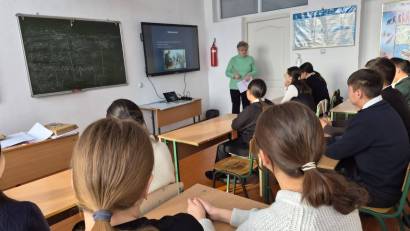 “Адал азамат” біртұтас тәрбие бағдарламасы аясында “Заң және тәртіп” құндылығы бойынша құқықтық білім беру «Заң мамандықтары» тақырыбында кәсіптік бағдар беру мамандары мамандық туралы түсіндірме жұмыстарын жүргізді. Оқушылар тарапынан сұрақтар қойылды.  